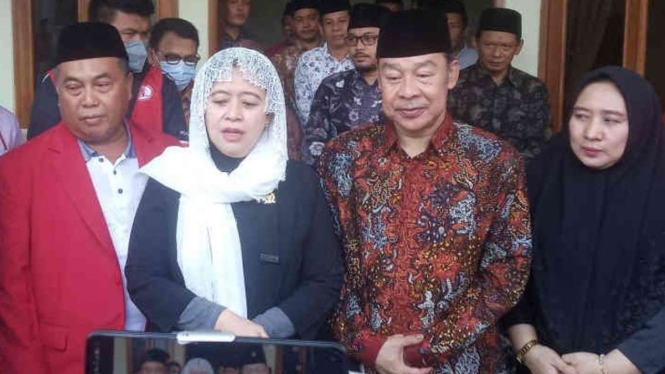 Ketua Dewan Pimpinan Pusat PDIP Puan Maharani (kiri) bersama sesepuh Pondok Pesantren Buntet Cirebon Adib Rofiuddin Izza memberi keterangan kepada media di Cirebon, Jawa Barat, Senin, 4 Juli 2022.