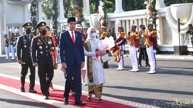 Presiden Jokowi dan Ibu Negara Iriana di HUT Bhayangkara ke-76 di Akpol Semarang
