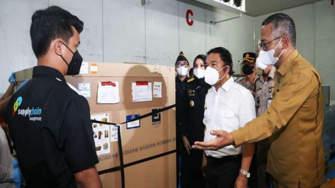 Pj Gubernur Banten tunjukan vaksin PMK di Bandara Soekarno-Hatta