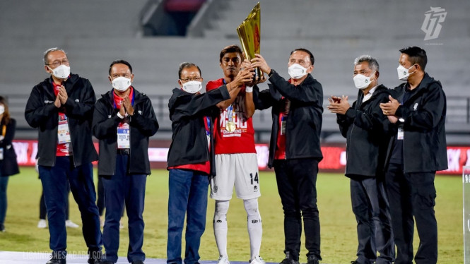 Penyerahan Piala Liga 1 kepada Bali United