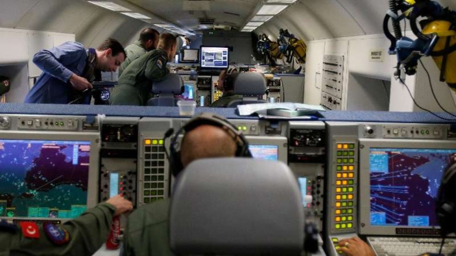 Para kru dan tentara NATO saat bekerja dengan sistem radar