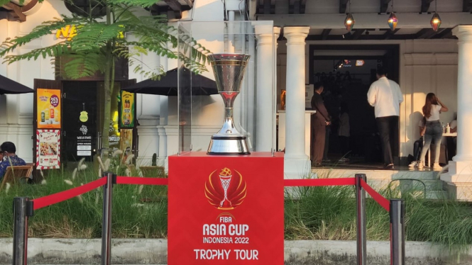 Trofi Piala Asia Basket dipajang di kawasan Pos Bloc Jakarta