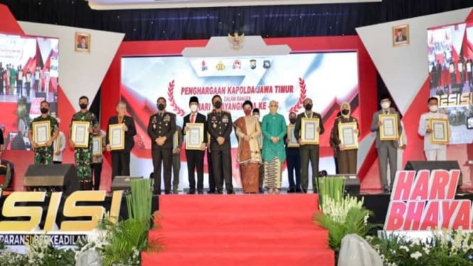 Kapolda Jatim beri penghargaan Tan Hana Dharma Mangrwa