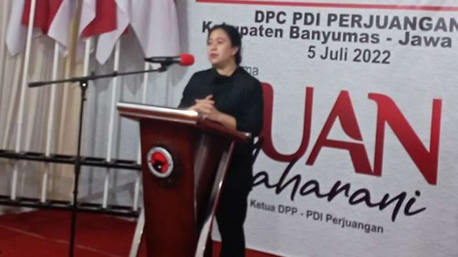 Ketua DPP PDIP Puan Maharani menyampaikan pidato pengarahan kepada kader PDIP di Sekretariat PDIP Kabupaten Banyumas, Purwokerto, Banyumas, Selasa malam, 5 Juli 2022.