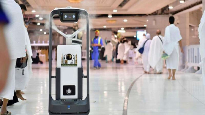 Robot sanitizer berkeliling di sekitaran Masjidil Haram, Mekah, Arab Saudi