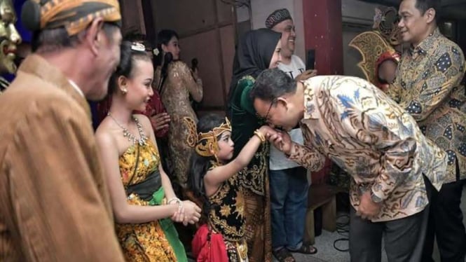 Gubernur DKI Jakarta Anies Baswedan mencium tangan anak kecil