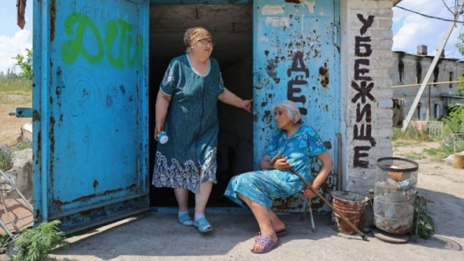 Warga keluar dari tempat perlindungan bom di pabrik kaca selama konflik Ukraina-Rusia di kota Lysychansk, wilayah Luhansk, Ukraina, 5 Juli 2022.