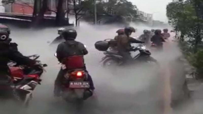 Jalanan berkabut asap di Karawaci Tangerang