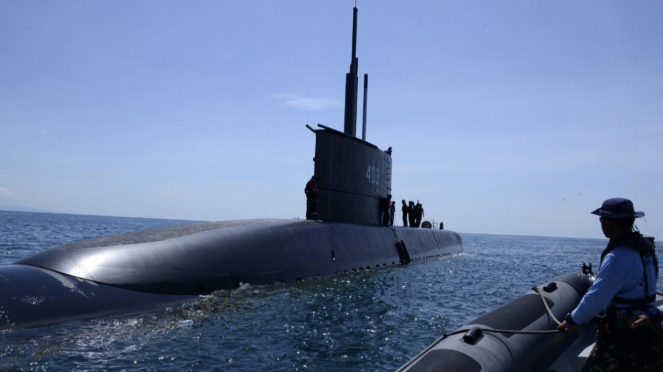 VIVA Military: Un submarino de la Armada de Indonesia aparece en la superficie del mar de Situbondo 