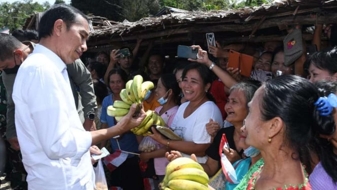 Presiden Jokowi Membeli Buah Pasar Alasa, Nias Utara Sumatera Utara