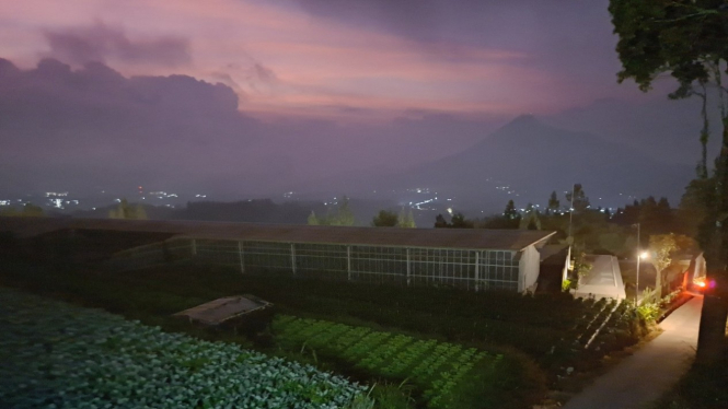 Suasana senja di kawasan Desa Cuntel di lereng Gunung Merbabu.