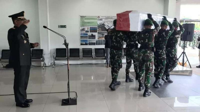 VIVA Militer: Danrem 174/ATW lepas jenazah Karumkit TNI AD LB. Moerdani, Merauke