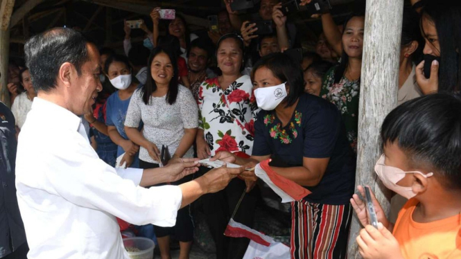 Presiden Joko Widodo salurkan bantuan sosial di Nias