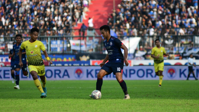 Penyerang Arema FC, M Rafli (biru)