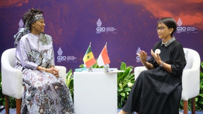 Menteri Luar Negeri RI Retno Marsudi (kanan) bertemu dengan Menlu Senegal Aissata Tall Sall (kiri) menjelang Pertemuan Menlu G20 (FMM) di Nusa Dua, Bali, Rabu (6/7/2022). 