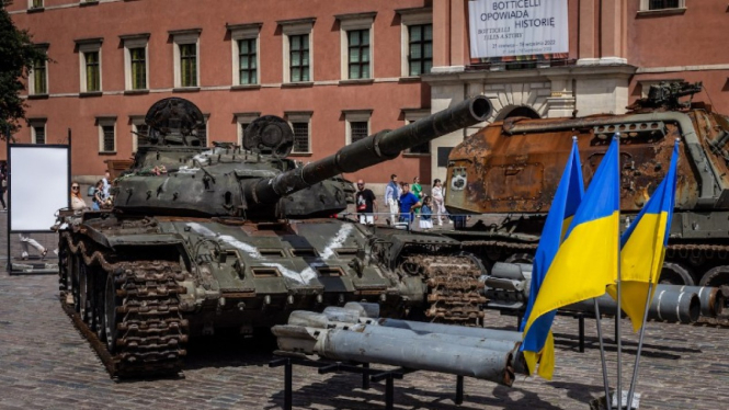 Tank Rusia yang Dihancurkan Tentara Ukraina Dipamerkan di Polandia.