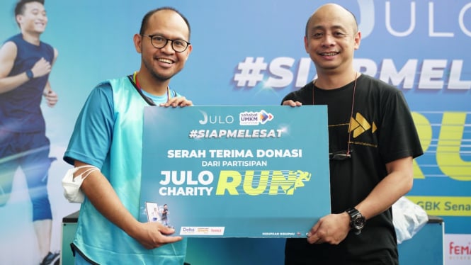 Serah terima donasi sahabat UMKM di acara Julo Charity Run