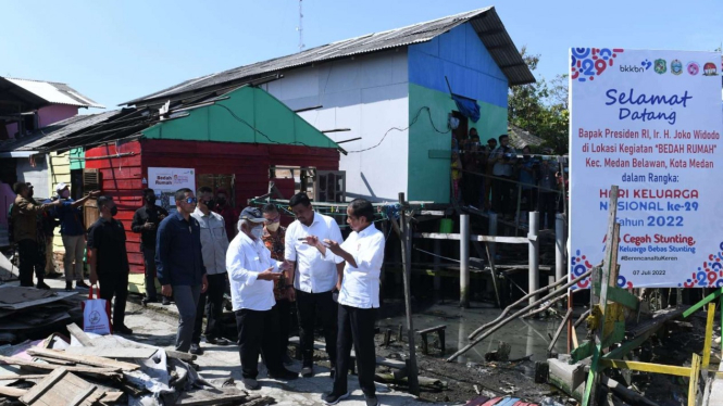 Presiden Joko Widodo meninjau penataan kawasan dan rumah layak huni di Kecamatan Medan Belawan, Kota Medan, pada Kamis, 7 Juli 2022.