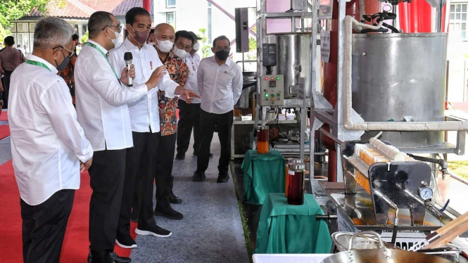 Presiden Jokowi tinjau inovasi minyak Makan Merah di Medan, Sumut.