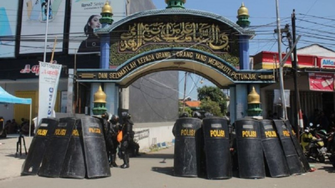 Polisi berjaga di depan gerbang Pondok Pesantren Shiddiqiyyah Ploso berjaga di depan Pesantren Ashiddiqiyah dalam upaya penangkapan Moch Subchi Azal Tsani (MSAT) atau Mas Bechi di Jombang, Jawa Timur, Kamis (7/7/2022).