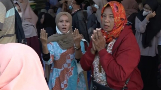 Emak-emak jemaah pesantren ikut adang polisi cari Mas Bechi