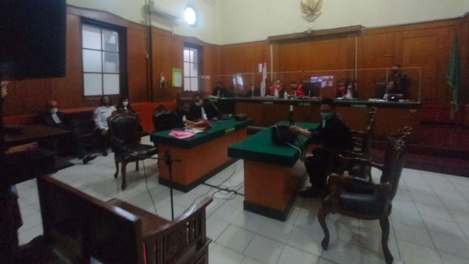 Sidang dua pengedar narkotika yang divonis mati oleh Majelis Hakim PN Surabaya.