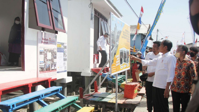 Presiden Joko Widodo meninjau lokasi kegiatan bedah rumah di Kota Medan.