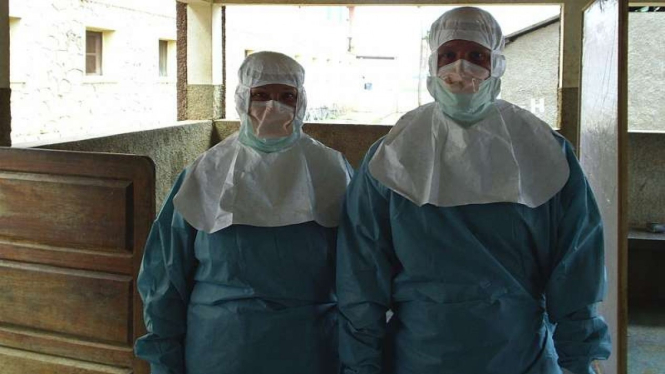 Professor Adriono Duse dan perawat yang meneliti virus Marburg di Angola
