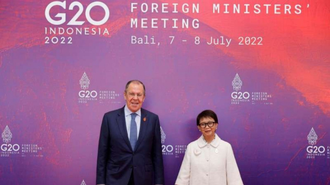 Menlu RI Retno Marsudi dan Menlu Rusia Sergei Lavrov di FMM G20 Bali