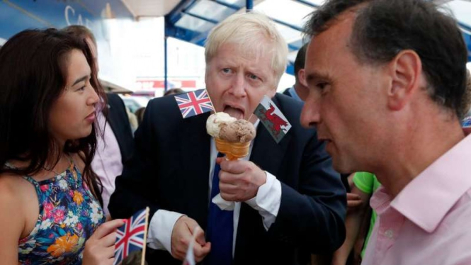 Boris Johnson saat menikmati es krim di Wales, 6 Juli 2022