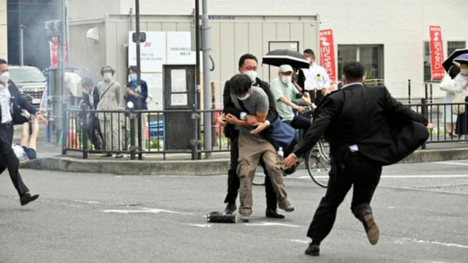 Pasukan pengamanan Jepang saat lumpuhkan penembak Shinzo Abe