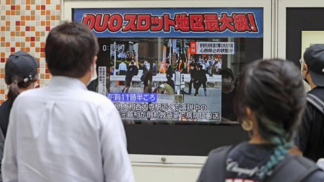 Warga Jepang menonton laporan berita Shinzo Abe ditembak.