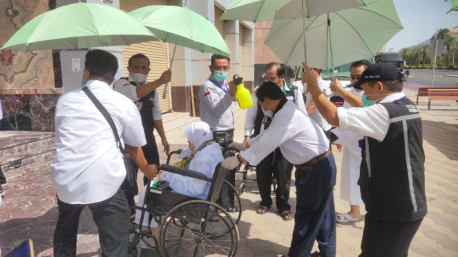 Peregrinos doentes viajam para Arafa de ônibus