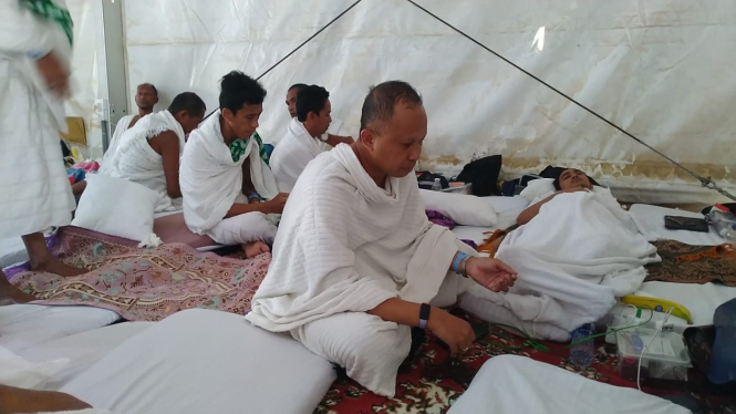 Jemaah haji berdoa dan berzikir di tenda Arafah