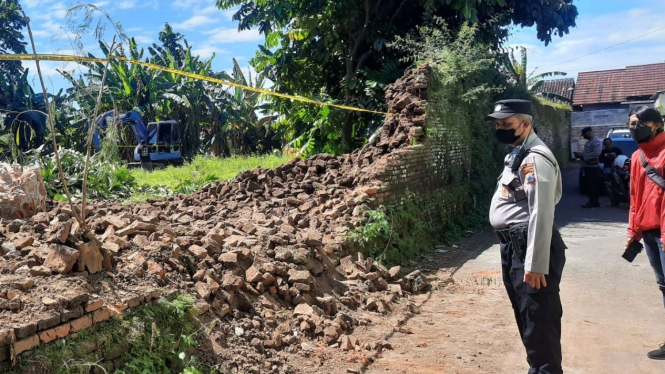 Pagar tembok Ndalem Pangeran Singopuran dirusak.