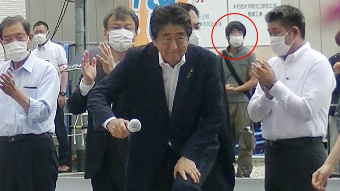 Pembunuh Shinzo Abe tampak berdiri di belakang Abe