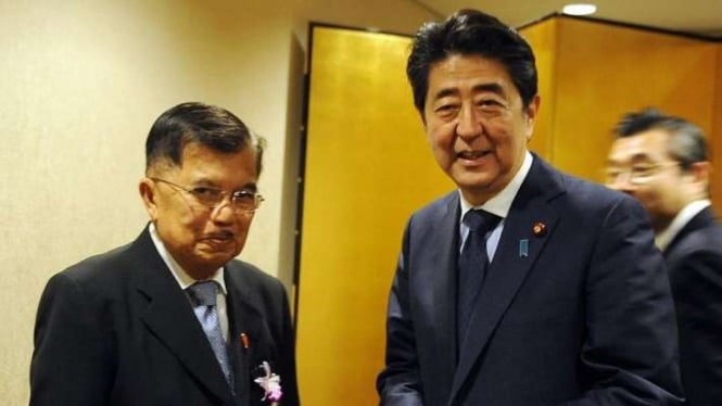 Wakil Presiden ke-10 dan ke-12 RI Jusuf Kalla dan mantan Perdana Menteri Jepang Shinzo Abe saat menghadiri Konferensi Kebencanaan PBB di Sendai, Jepang, 14/ April 2015.