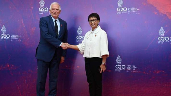 Menteri Luar Negeri Retno Marsudi (kanan) menyambut Perwakilan Tinggi Uni Eropa urusan Luar Negeri dan Keamanan Josep Borrell dalam Pertemuan Menteri Luar Negeri G20 di Nusa Dua, Bali, Jumat, 8 Juli 2022.