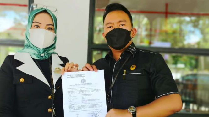 tim kuasa hukum CSC menunjukkan surat laporan dari Polda Sumut
