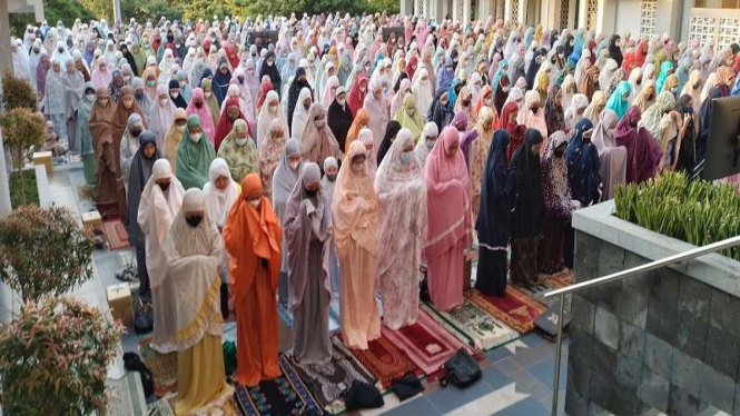 Jemaah padati Masjid Kampus Undip untuk melaksanakan salat Idul Adha.