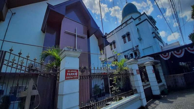 Gereja Kristen Jawa (GKJ) Joyodiningratan dan Masjid Al Hikmah di Solo.