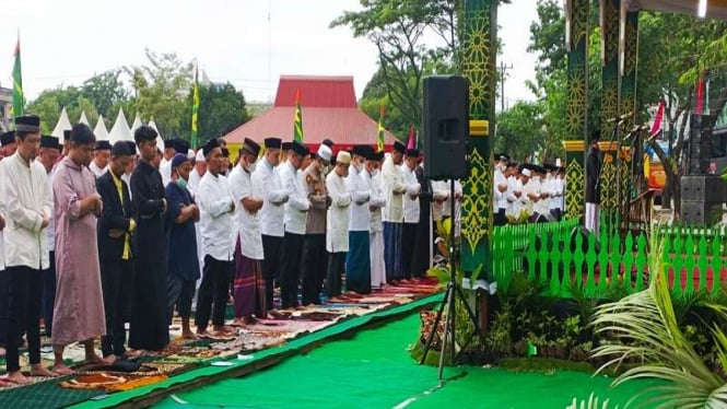 Gubernur Sumut Edy Rahmayadi dan Wali Kota Medan Bobby Nasution salat id bersama