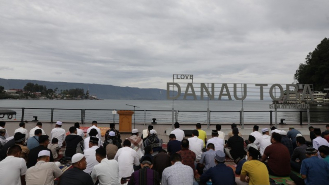 Ribuan Umat Islam Salat Idul Adha di Pantai Bebas Danau Toba.