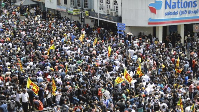 Warga Sri Lanka turun ke jalan menuntut presiden Gotabaya Rajapaksa mengundurkan diri.