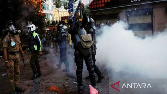 Polisi menggunakan gas air mata dan meriam air untuk membubarkan demonstran.