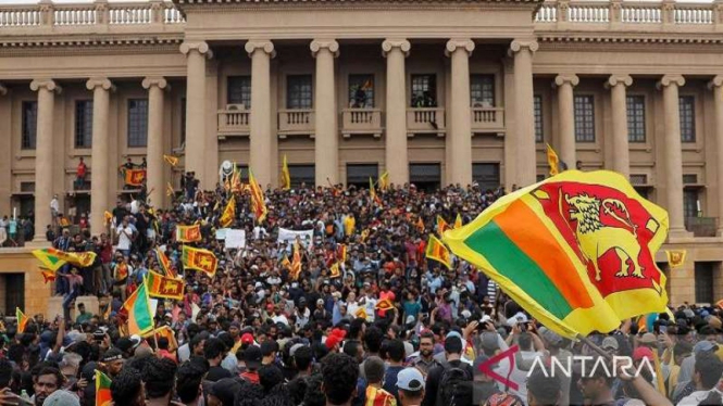 Demonstran melakukan aksi protes di lingkungan Sekretariat Presiden.