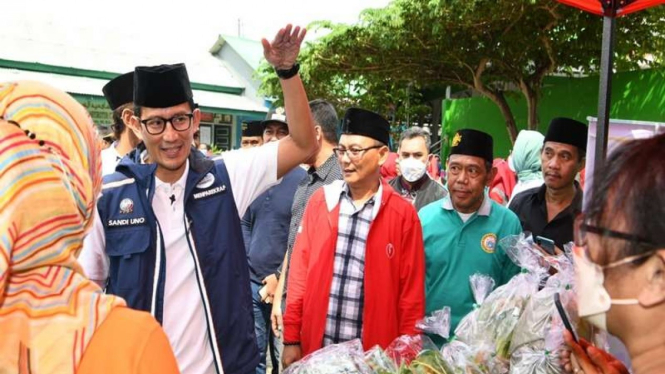 Menparekraf Sandiaga Uno bertemu pelaku UMKM di Cakung, Jakarta Timur