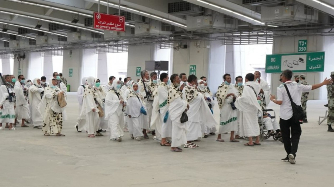 Jemaah Haji Indonesia Menuju Jamarat Mina