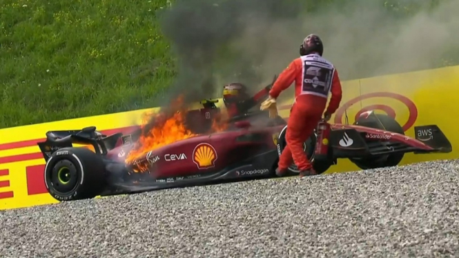 Pembalap Ferrari, Carlos Sainz mobilnya terbakar di F1 GP Austria 2022