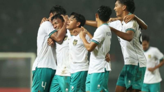Pemain Timnas Indonesia U-19 rayakan gol.